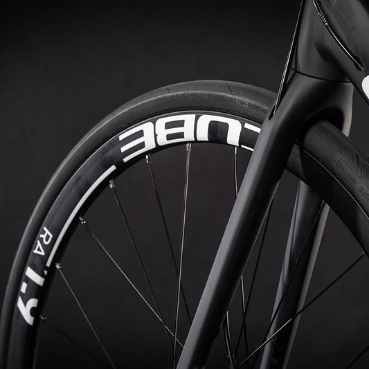 CUBE ATTAIN RACE | Aluminio R28 · Shimano Tiagra 10V · Frenos Disco · Black White